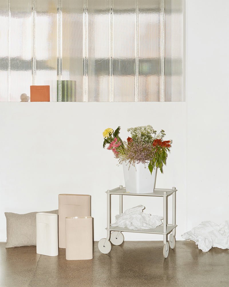 Flow lille - Lysegråt rullebord - Perforeret metal